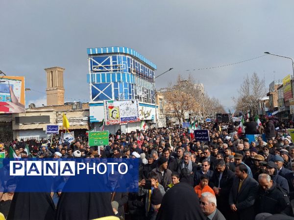 راهپیمایی ۲۲بهمن در شهرستان کاشمر با حضور پر رنگ مردم برگزار شد 