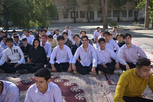 جشن روز دانش‌آموز در دبیرستان امام خمینی (ره) با حضور مسئولان، ورزشکاران و هنرمندان برگزار شد