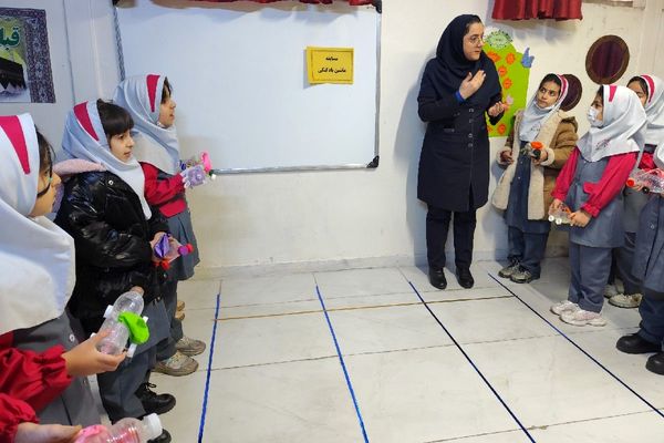 رقابت هیجان انگیز ماشین های بادکنکی در دبستان سارا شهرستان ملارد