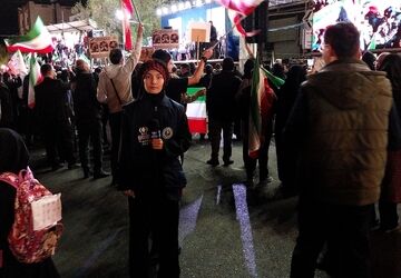 چهلم شهدای دانش‌آموز میناب در میدان انقلاب تهران