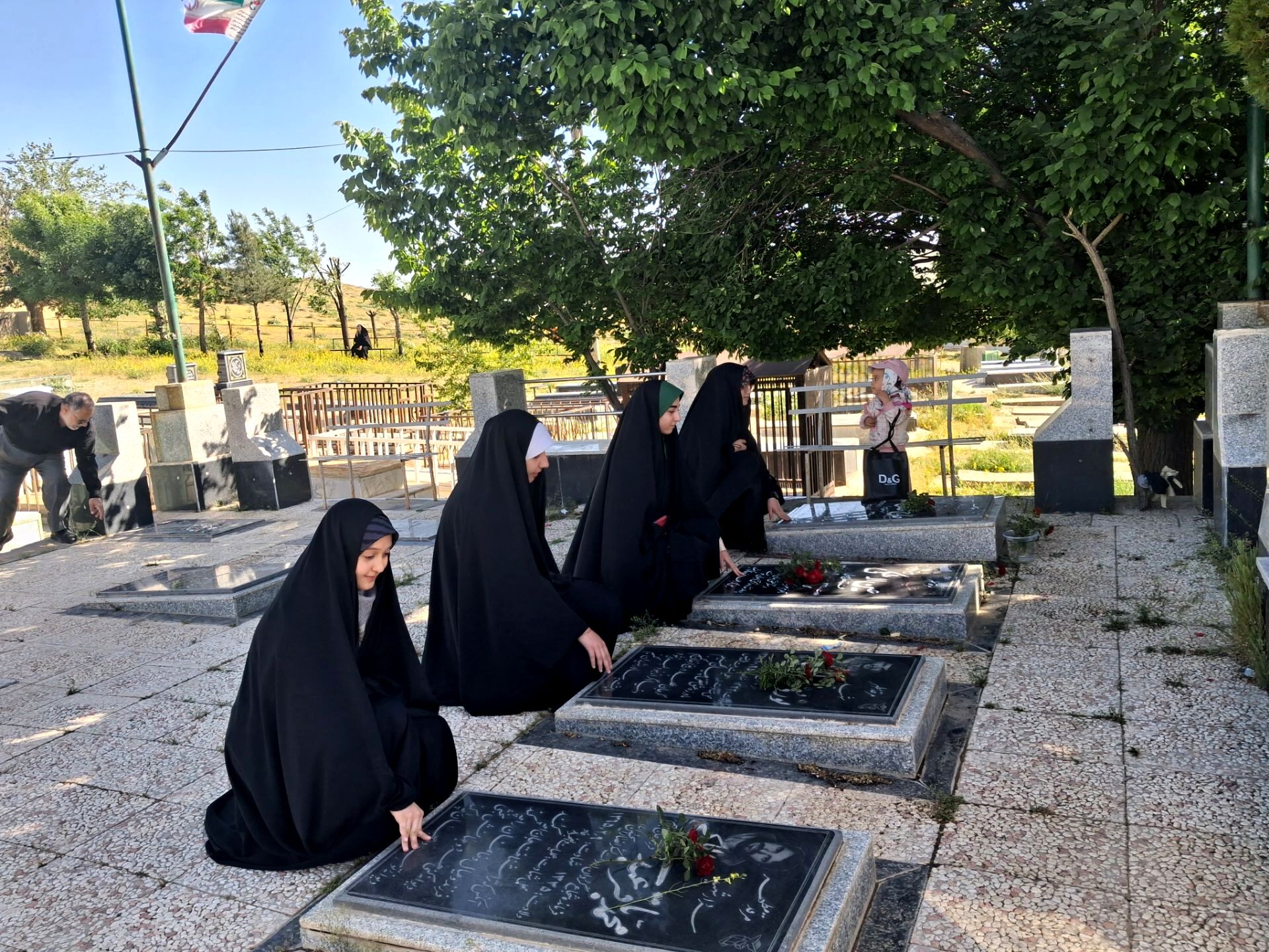 حضور نوجوانان و جوانان در کنار مزار شهدا، نشانه پیوند عمیق نسل امروز با آرمان‌های انقلاب است