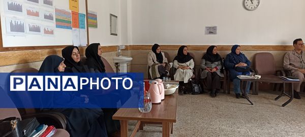 دیدار مدیریت آموزش و پرورش شهریار با دانش‌آموزان مدرسه توحید به مناسبت هفته پژوهش