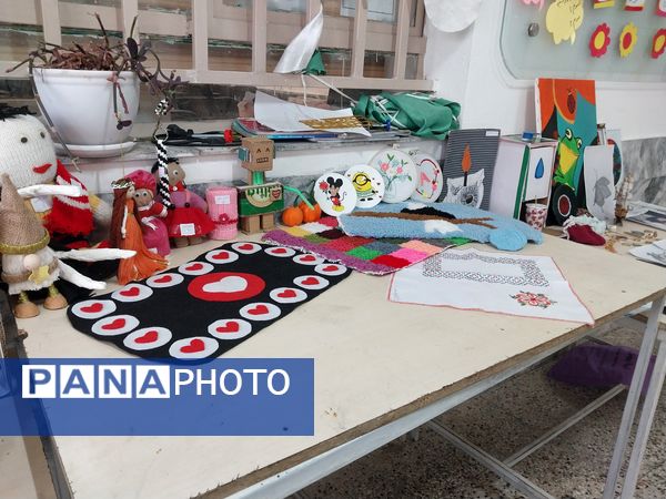 نمایشگاه آثار هنری دانش آموزان دبیرستان دلیری 