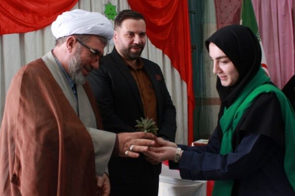 مراسم روز دانش‌آموز و هفته بسیج دانش‌آموزی در مدرسه بنت‌الهدی بهارستان۲