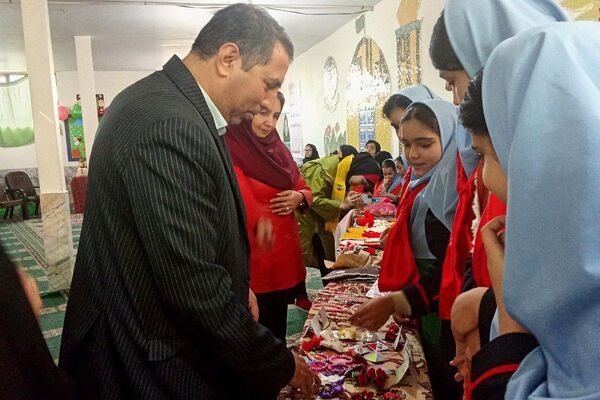 از سنت تا خلاقیت، برگزاری نمایشگاه صنایع دستی یلدا در دبیرستان توحید یک