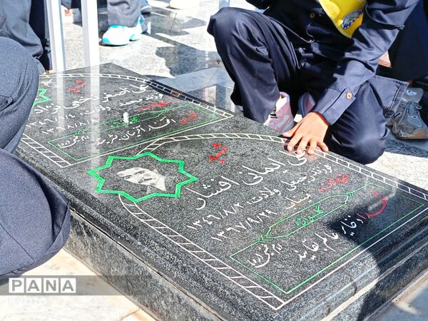 غبارروبی گلزار شهدا توسط دانش آموزان دبیرستان فرهیختگان