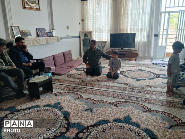 دیدار رئیس سازمان دانش آموزی یزد با خانواده شهید «محمدرضا آروز»