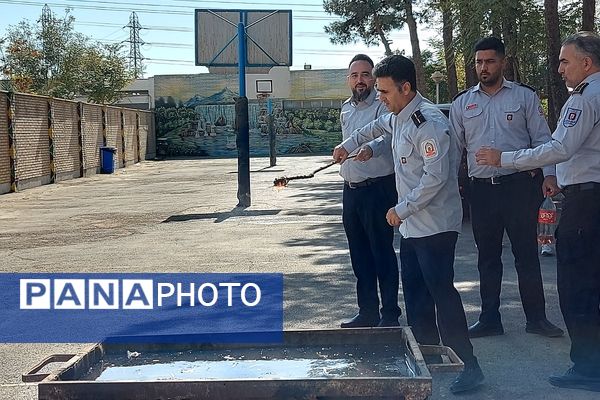 گرامیداشت مقام آتش‌نشان در دبیرستان نمونه دولتی شهیدی باقرشهر 