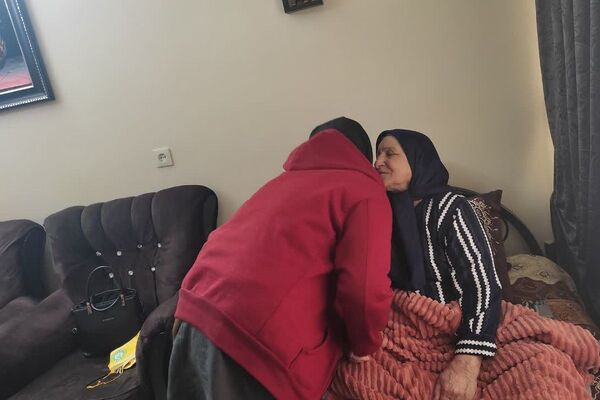  دیدار دانش‌آموزان  پیشتاز دبیرستان پویش دماوند با مادر شهید محمدخانی 