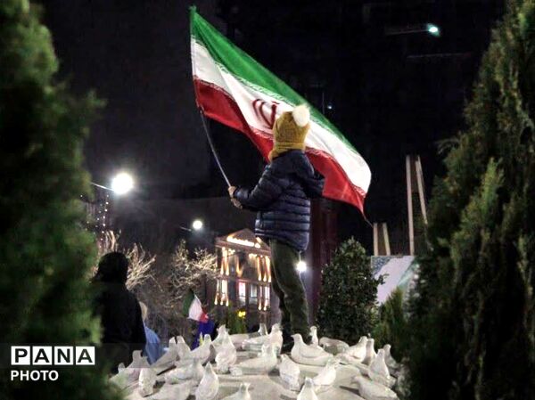 زن و مرد و پیر و جوان این شب ها در اجتماعات خیابانی مشهد مقدس