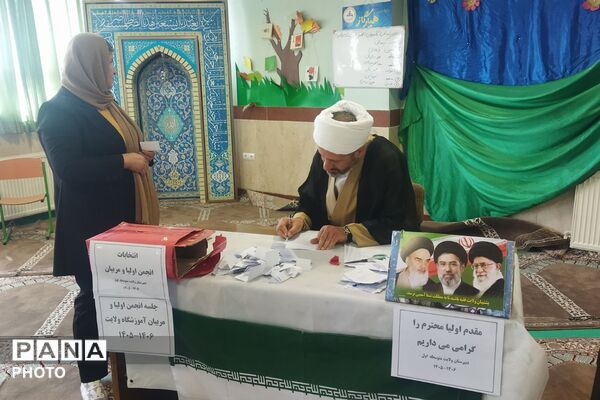 تأکید مدیر آموزش‌و‌پرورش فیروزکوه بر ضرورت همکاری خانواده و مدرسه در جلسه انجمن اولیا و مربیان
