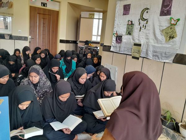  محفل انس با قرآن کریم در دبیرستان مادرمهربان