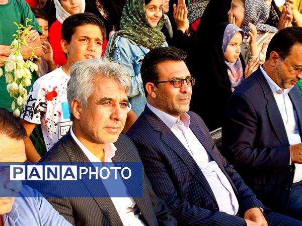 قدم هایی به عشق معلمان