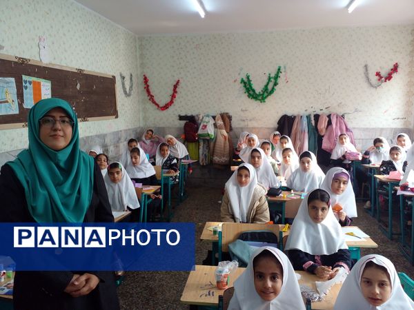  بازارچه کار آفرینی و دست سازه‌های دانش‌آموزی در دبستان دخترانه هدی