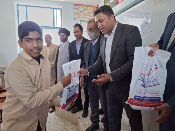 اهدای بیش از ۷۰ بسته لوازم التحریر ایرانی به دانش آموزان 