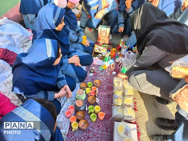 بازارچه کارآفرینی دانش‌آموزان شهید جواهری۲ 