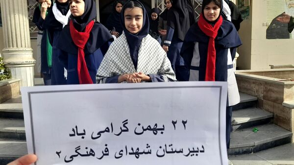 حضور حماسی دانش‌آموزان «شهدای فرهنگی ۲» در جشن سالگرد پیروزی انقلاب اسلامی  