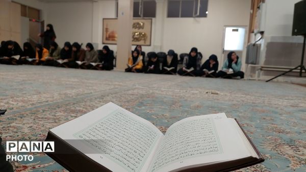 محفل انس با قرآن در دبیرستان نجمه ناحیه چهار
