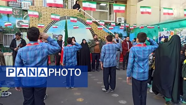برافراشته شدن پرچم ایران در اداره آموزش و پرورش منطقه ۱۰