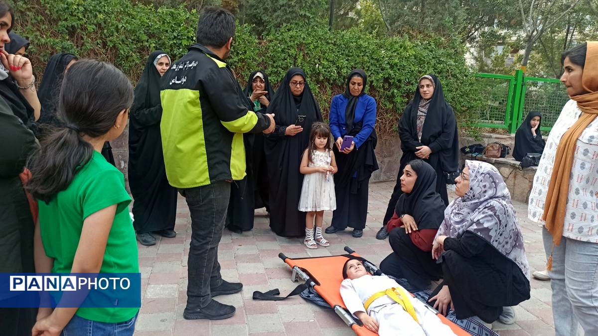 آموزش میدانی چادر زنی و حمل مصدوم برای شهروندان در پارک صادقیه مشهد  