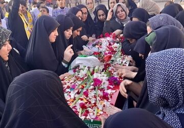 استقبال دانش آموزان مدرسه معارف از شهید گمنام