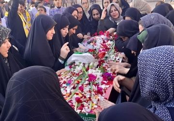 استقبال دانش آموزان مدرسه معارف از شهید گمنام