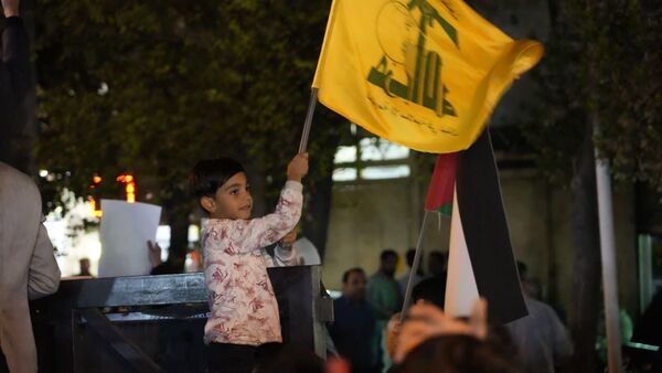 طنین پرشور فریاد مرگ بر اسرائیل و مرگ بر آمریکا توسط مردم ولایتمدار ورامین در محکومیت رژیم صهیونیستی