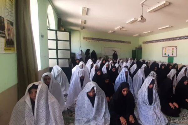 اقامه نماز جماعت دانش‌آموزان در مسجد
