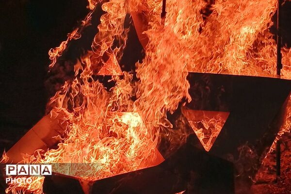 آتشِ غیرت در خاکِ قرچک؛ شعله‌هایِ رهایی، نمادهایِ اسارت را سوزاند
