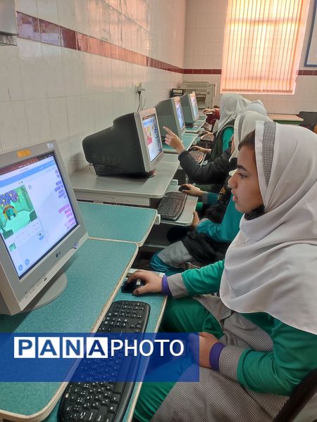 بازدید دانش‌آموزان مدرسه شکوفه‌های انقلاب از پژوهش‌سرای رازی