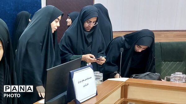 نشست هم‌اندیشی مجمع و شورای دانش‌آموزی دختران استان قم 