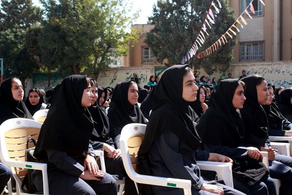 آیین نواختن زنگ بازگشایی مدارس در بهارستان‌2