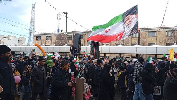 راهپیمایی ۲۲ بهمن در مشهد با حضور فرمانده واحدهای حوزه ۱۹ بسیج دانش‌آموزی منطقه تبادکان