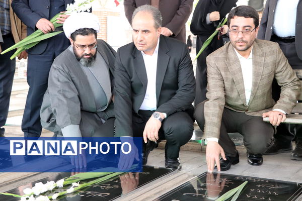 گرامیداشت مقام معلم با غبارروبی و عطرافشانی مزار شهدای فرهنگی