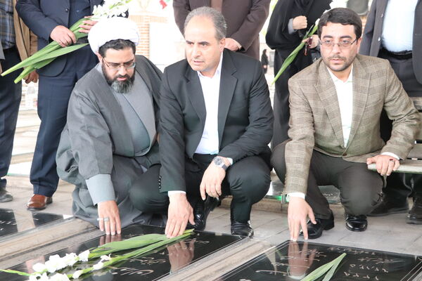 گرامیداشت مقام معلم با غبارروبی و عطرافشانی مزار شهدای فرهنگی
