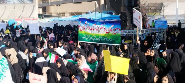 راهپیمایی سیزدهم آبان ماه با حضور دختران دبیرستان شاهد وارثان نور 