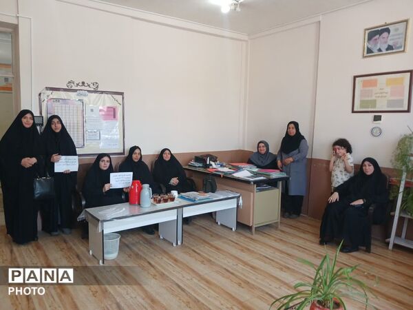 اجرای طرح شهید عجمیان در مدارس بروجرد؛ رنگ‌آمیزی جهادی مدارس با حضور دانش‌آموزان و دانشجویان