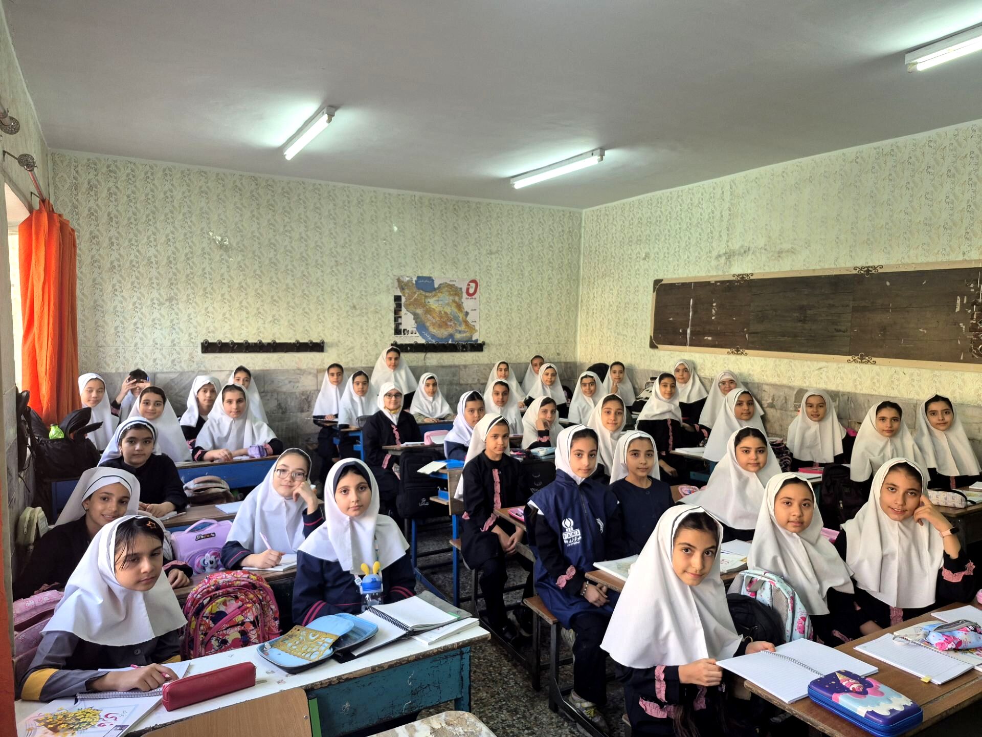  عکس یادگاری کلاس ۴٫۲مدرسه هدی شهرستان قدس