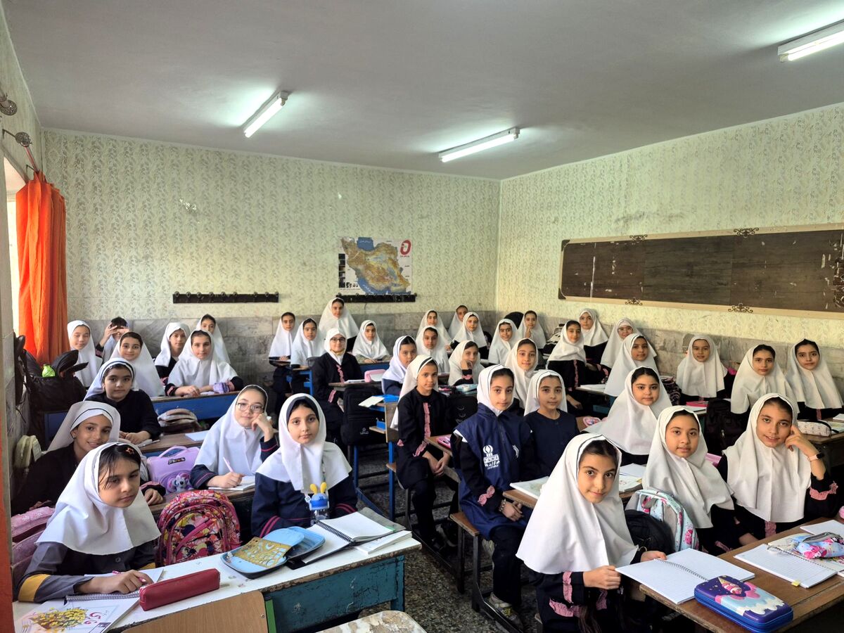  عکس یادگاری کلاس ۴٫۲مدرسه هدی شهرستان قدس