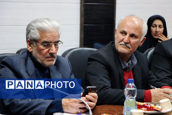 برگزاری نشست خبری مدیرکل راه و شهرسازی استان یزد و مدیران دستگاه‌های متولی مسکن