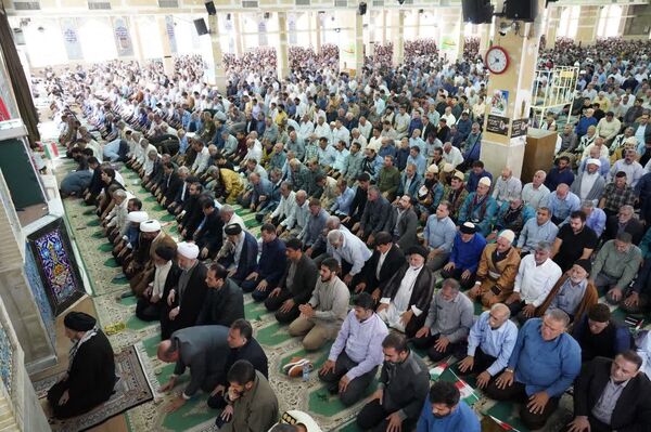 حضور مردم غیور خرم آباد در راهپیمایی و نماز جمعه خشم و نصر