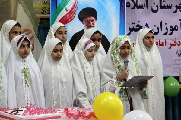 جشن تکلیف دانش‌آموزان دختر اسلام آباد غرب