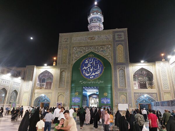 شکوه و سرور در بارگاه منور رضوی در شب ولادت پیامبر اعظم(ص)