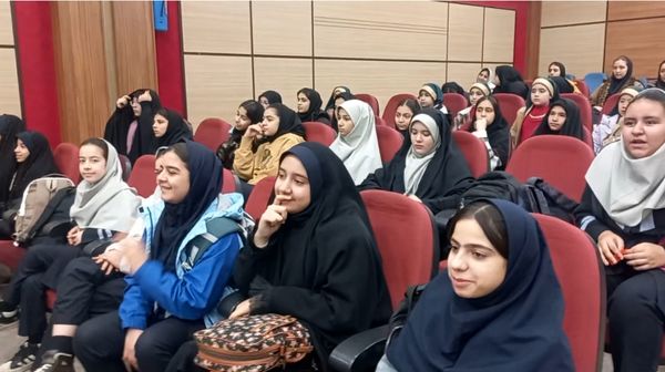 مراسم یلدای مادرانه با حضور فرهنگیان و دانش‌آموزان در اردوگاه شهید منتظری شهریار