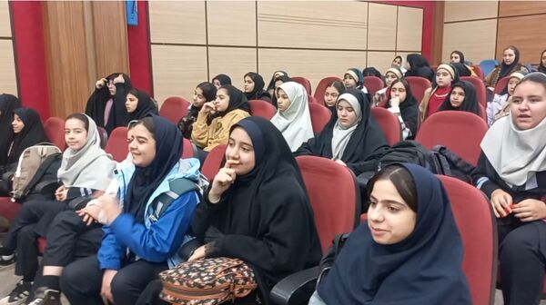مراسم یلدای مادرانه با حضور فرهنگیان و دانش‌آموزان در اردوگاه شهید منتظری شهریار