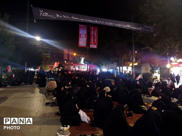 نهمین شب از مراسم عزاداری امام حسین همراه با هئیت زنجیر زنی در حسینیه امام خمینی