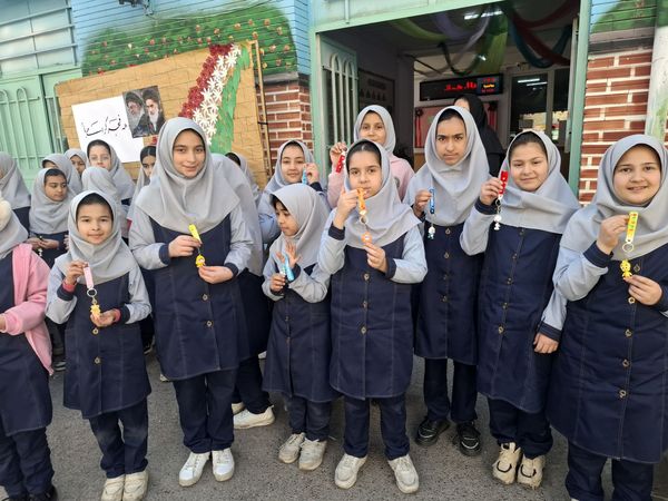 بزرگداشت روز ۲۲ بهمن  در دبستان میثاق 