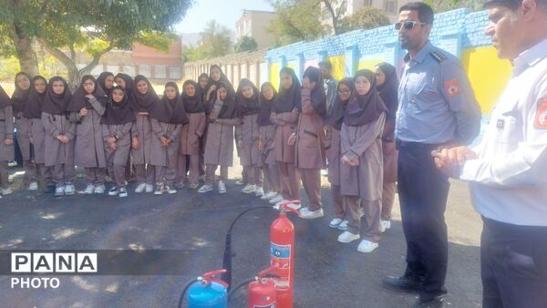 گرامیداشت روز آتش‌نشان در مدرسه فرهنگیان عترت