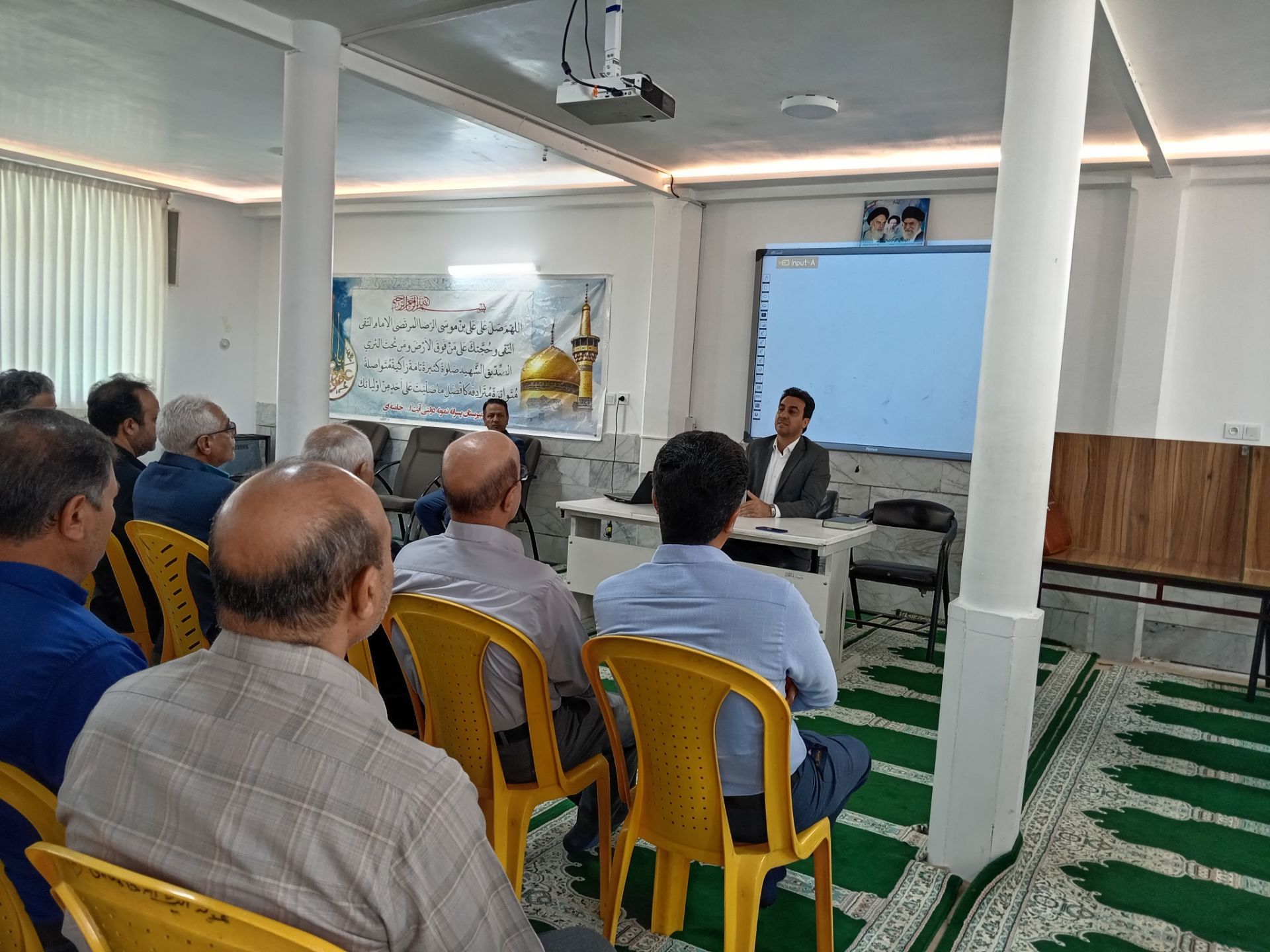 جلسه انجمن اولیا و مربیان مدرسه آیت الله خامنه‌ای