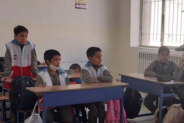 آموزش شرایط اضطراری و پناهگیری در دبستان باقرالعلوم فیروزکوه